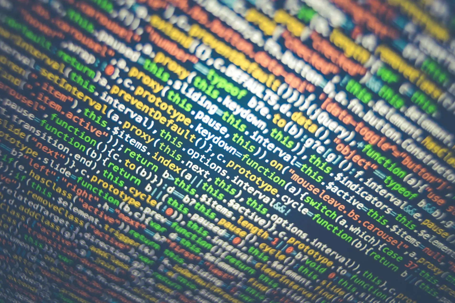 Code auf einem Computerbildschirm, mehrfarbiger Text, schräge Ansicht.